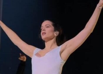 Rosalía conquista Francia con el inicio de su gira ‘Lux’: un ritual sagrado entre el templo y el teatro