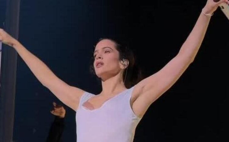 Rosalía conquista Francia con el inicio de su gira ‘Lux’: un ritual sagrado entre el templo y el teatro