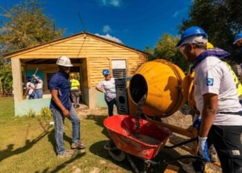Banco Popular y Hábitat transforman el futuro de familias con la mejora de 5 viviendas y cancha deportiva