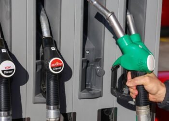 El petróleo se dispara a US$ 96.32 tras la ola de ataques a refinerías