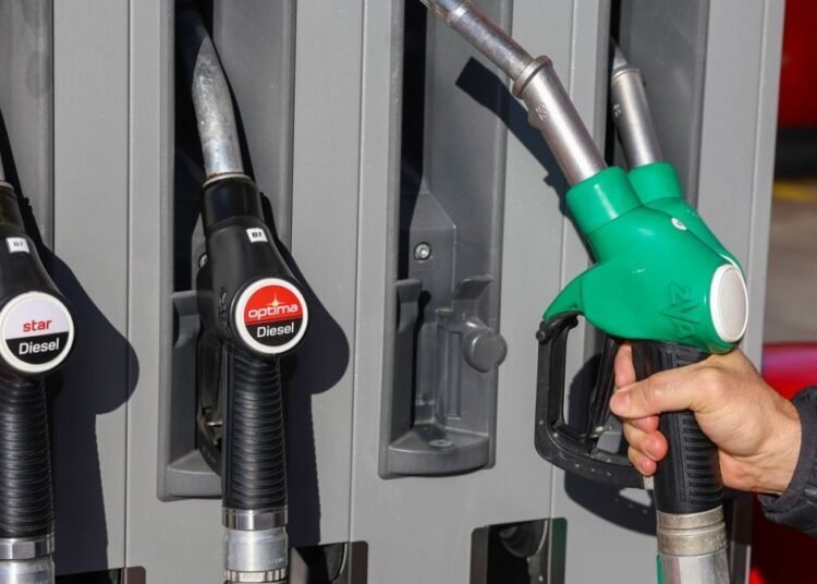 El petróleo se dispara a US$ 96.32 tras la ola de ataques a refinerías