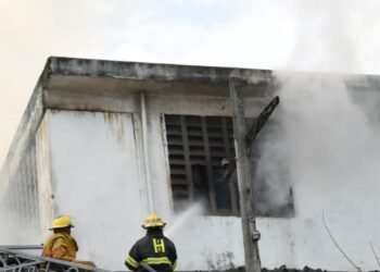 16 unidades de bomberos atienden emergencia por conato de incendio en almacén de Banreservas