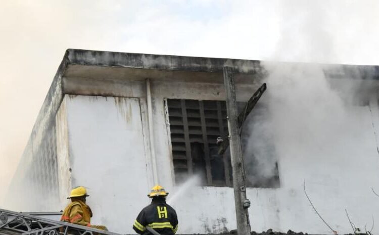 16 unidades de bomberos atienden emergencia por conato de incendio en almacén de Banreservas