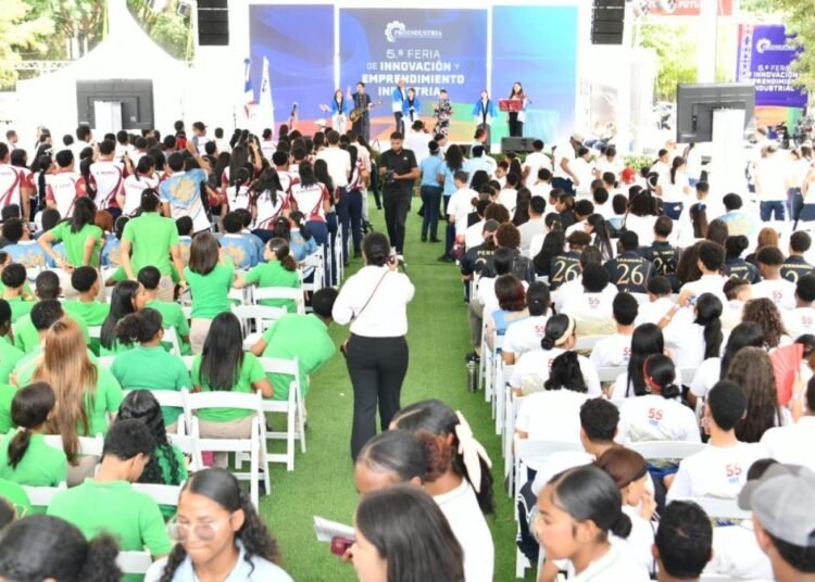 Más de 2,000 estudiantes revolucionan la V Feria de Innovación Industrial en Santiago