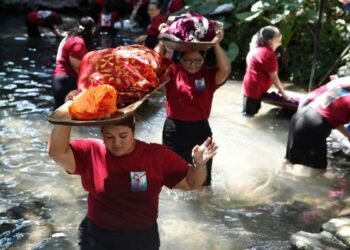 El ritual centenario de las 12 mujeres que lavan las vestiduras de Jesús Nazareno en El Salvador