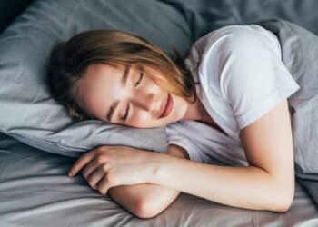 Cómo dormir profundamente en la era de las pantallas: claves para vencer el insomnio digital