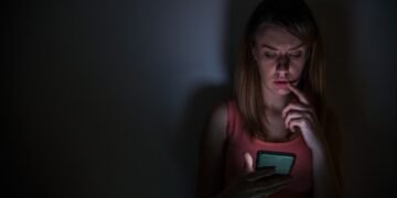 1 de cada 5 mujeres en América Latina sufre vigilancia digital por parte de su pareja