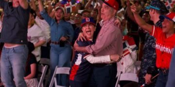 Luis Abinader sorprende en el Malecón para vibrar con el Clásico Mundial RD vs. EE. UU.