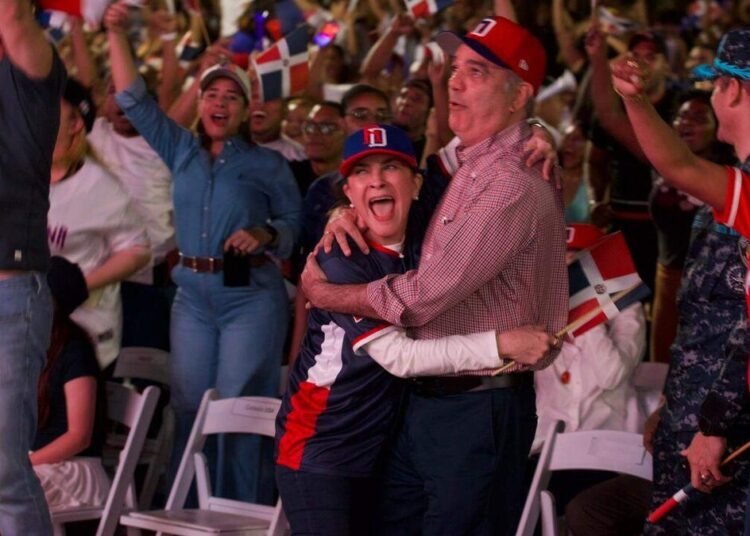 Luis Abinader sorprende en el Malecón para vibrar con el Clásico Mundial RD vs. EE. UU.