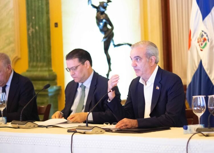 Abinader convoca reunión de emergencia para frenar el alza en precios de alimentos