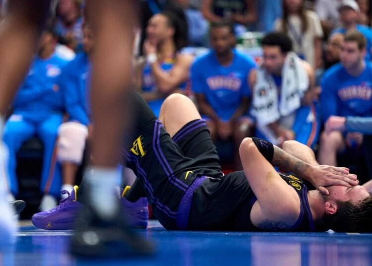 Alerta Lakers: La incertidumbre sobre Doncic preocupa a tres días de los Playoffs