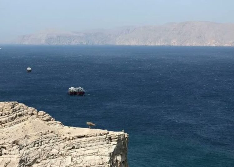 Trump ordena a la Armada de EE. UU. disparar contra cualquier embarcación iraní que hostigue en el estrecho de Ormuz