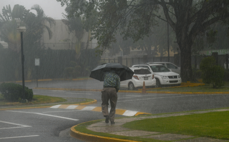 Alerta meteorológica: Vaguada intensifica fuertes aguaceros y tronadas esta tarde