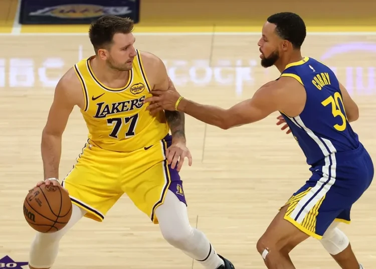 Stephen Curry y Luka Doncic dominan el ranking de las camisetas más vendidas en la NBA 2023