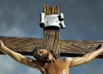 ¿Por qué los católicos besan y adoran la cruz el Viernes Santo? El significado real detrás del ritual