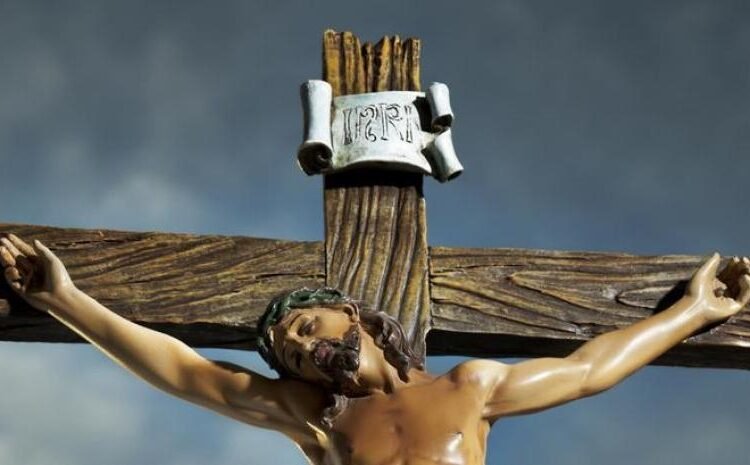 ¿Por qué los católicos besan y adoran la cruz el Viernes Santo? El significado real detrás del ritual