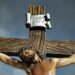¿Por qué los católicos besan y adoran la cruz el Viernes Santo? El significado real detrás del ritual