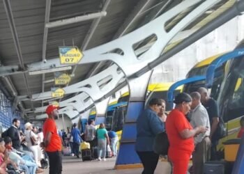 Pese a las fuertes lluvias, el transporte público mantiene sus operaciones con normalidad