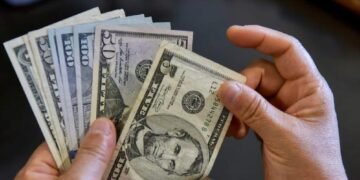El dólar se mantiene estable por debajo de los RD$60 y el Gobierno celebra el logro económico