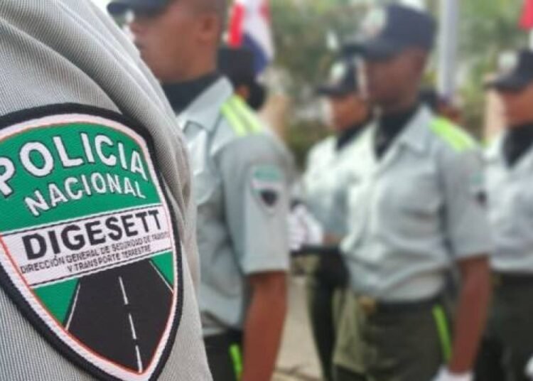 Guía legal: qué hacer si te detiene un agente de tránsito en RD y cómo evitar multas injustas