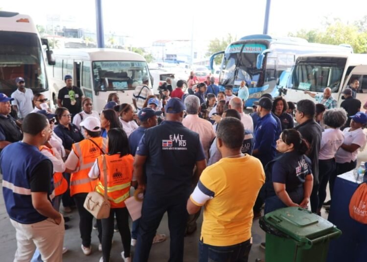 Éxodo masivo: Cientos de dominicanos abandonan Santo Domingo por Semana Santa
