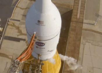 Un dominicano hace historia al enviar un mensaje a la misión lunar de la NASA