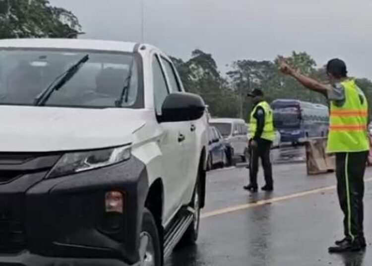 Tráfico bloqueado en la autopista Duarte: El desbordamiento del río Lebrón paraliza el paso vehicular