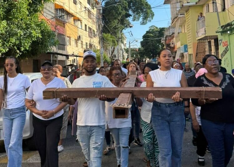 Vecinos de la Padre Castellanos exigen reconstrucción urgente de su parque central