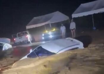 Caos en las carreteras: cientos de vacacionistas quedan atrapados en vehículos varados