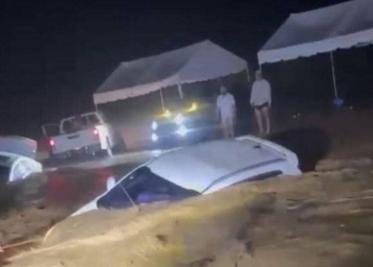 Caos en las carreteras: cientos de vacacionistas quedan atrapados en vehículos varados