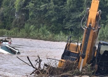 Caos en Ocoa: Crecida del río Nizao deja a decenas de vacacionistas atrapados