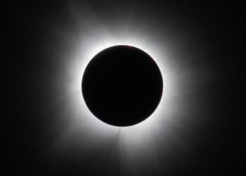 La tripulación del Artemis II presencia un eclipse histórico invisible desde la Tierra