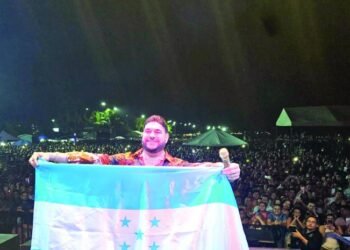 El Chaval de la Bachata desata un tsunami de amargue ante una multitud histórica en Honduras