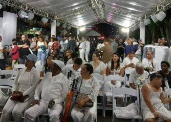 Multitud desafía la lluvia y se une a la emotiva vigilia en la discoteca Jet Set