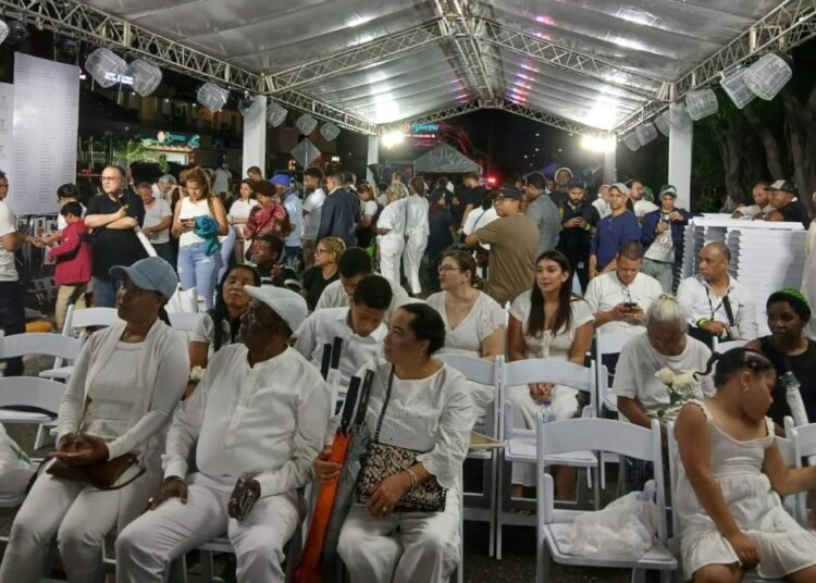 Multitud desafía la lluvia y se une a la emotiva vigilia en la discoteca Jet Set