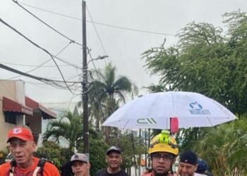 Milagro en Santo Domingo Oeste: Rescatan a hombre que permaneció atrapado en una alcantarilla