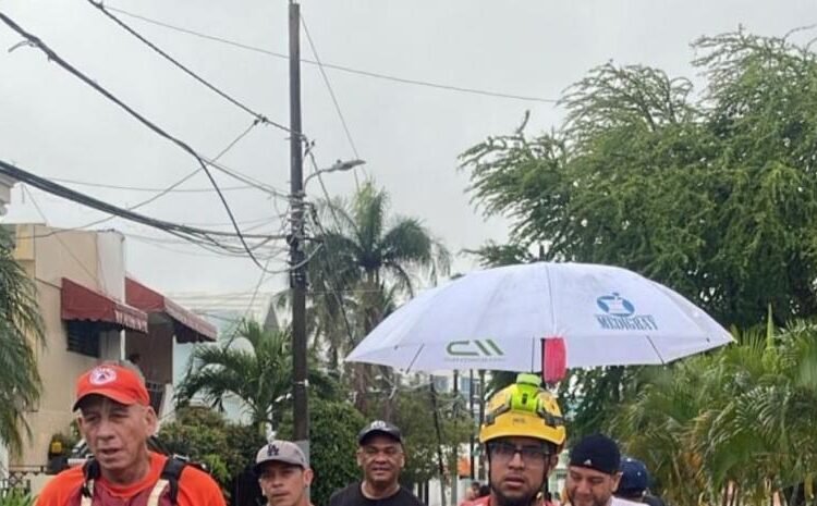 Milagro en Santo Domingo Oeste: Rescatan a hombre que permaneció atrapado en una alcantarilla