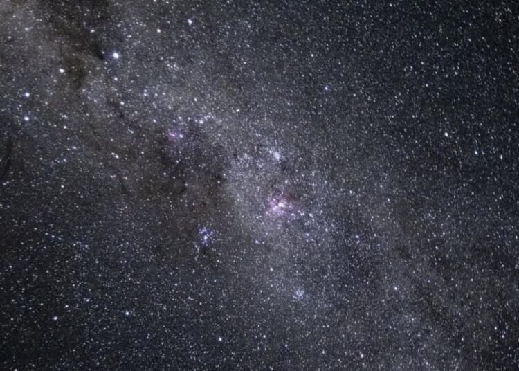 La impresionante foto de la Vía Láctea captada por Artemis II tras dejar la Luna que está dando la vuelta al mundo