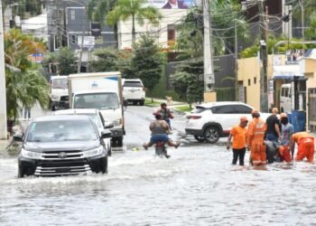 Empresas privadas flexibilizan horarios tras intensas lluvias en la ciudad