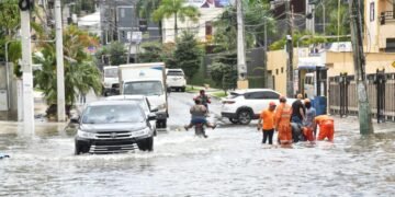 Empresas privadas flexibilizan horarios tras intensas lluvias en la ciudad