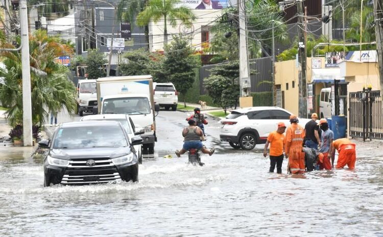 Empresas privadas flexibilizan horarios tras intensas lluvias en la ciudad