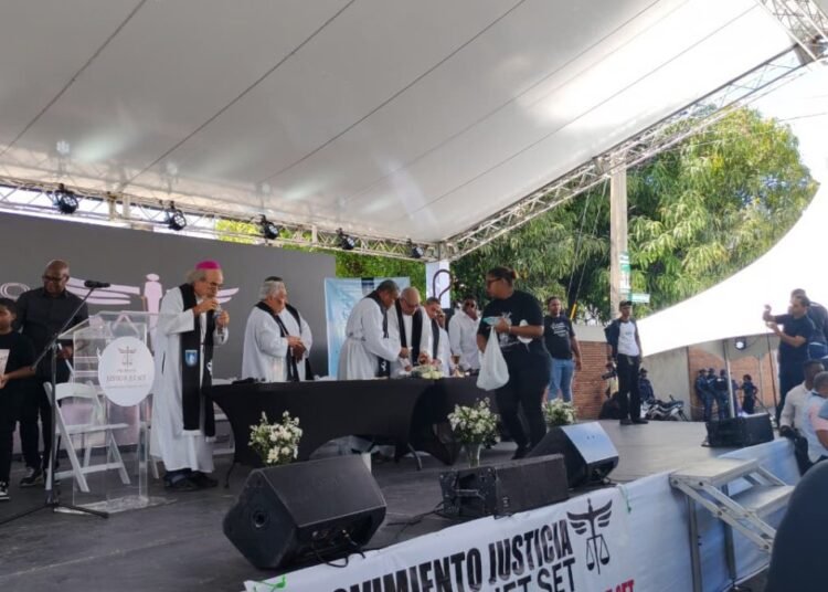 Rogelio Cruz protagoniza emotivo momento en evento de Jet Set