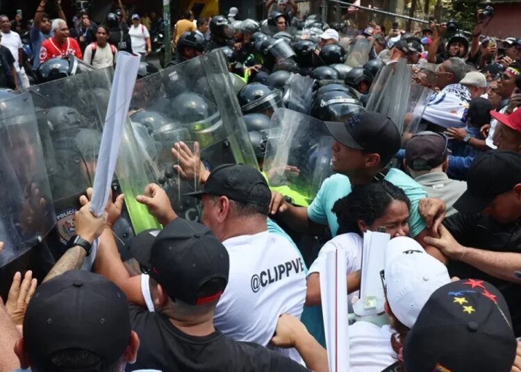 Policía impide marcha de trabajadores hacia la sede del Gobierno en Venezuela