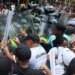 Policía impide marcha de trabajadores hacia la sede del Gobierno en Venezuela
