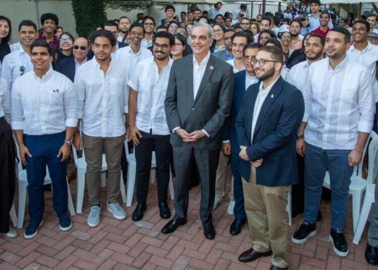 Luis Abinader inspira a universitarios: claves de liderazgo y servicio público para el futuro