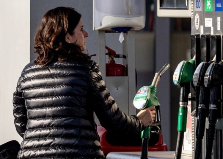 El petróleo de Texas se dispara y supera la barrera de los 97 dólares por barril