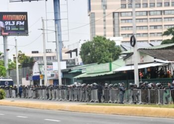 Caos y tensión: amplio operativo policial durante desalojo en la Máximo Gómez con 27 de Febrero