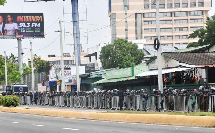 Caos y tensión: amplio operativo policial durante desalojo en la Máximo Gómez con 27 de Febrero