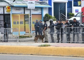 Gran despliegue policial en la Av. Máximo Gómez causa incertidumbre entre los transeúntes