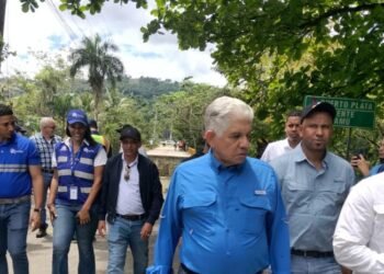 Eduardo Estrella recorre Puerto Plata tras desastre natural y mantiene silencio sobre el impacto de los daños
